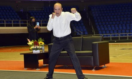 El ex campeón mundial de boxeo, Carlos, “El Cañas”, Zárate, impartió la charla Knockout por las adicciones a estudiantes de la BUAP￼