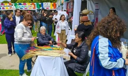 Puebla destaca en tianguis binacional con artesanías de palma