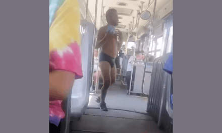 Hombre viaja en ropa interior en unidad de RUTA en Puebla y causa revuelo en redes sociales