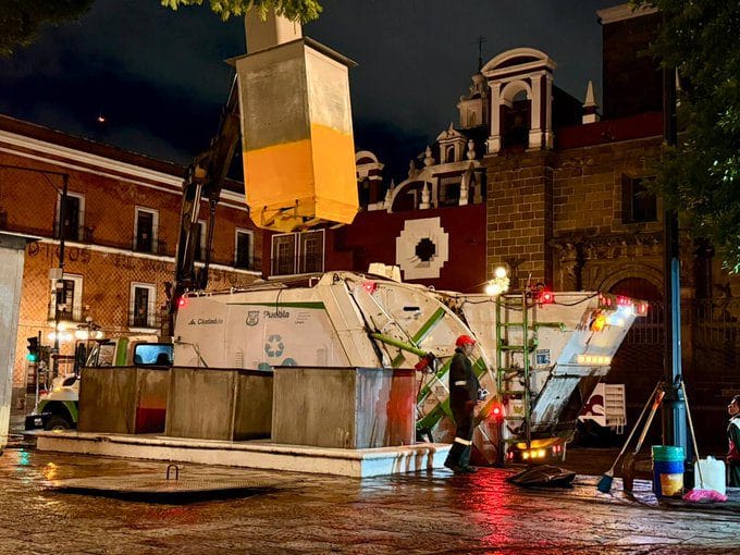 Realiza OOSL segunda intervención de limpieza en contenedores soterrados del Zócalo de Puebla