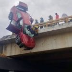 Vehículo queda colgando en puente del Periférico Ecológico