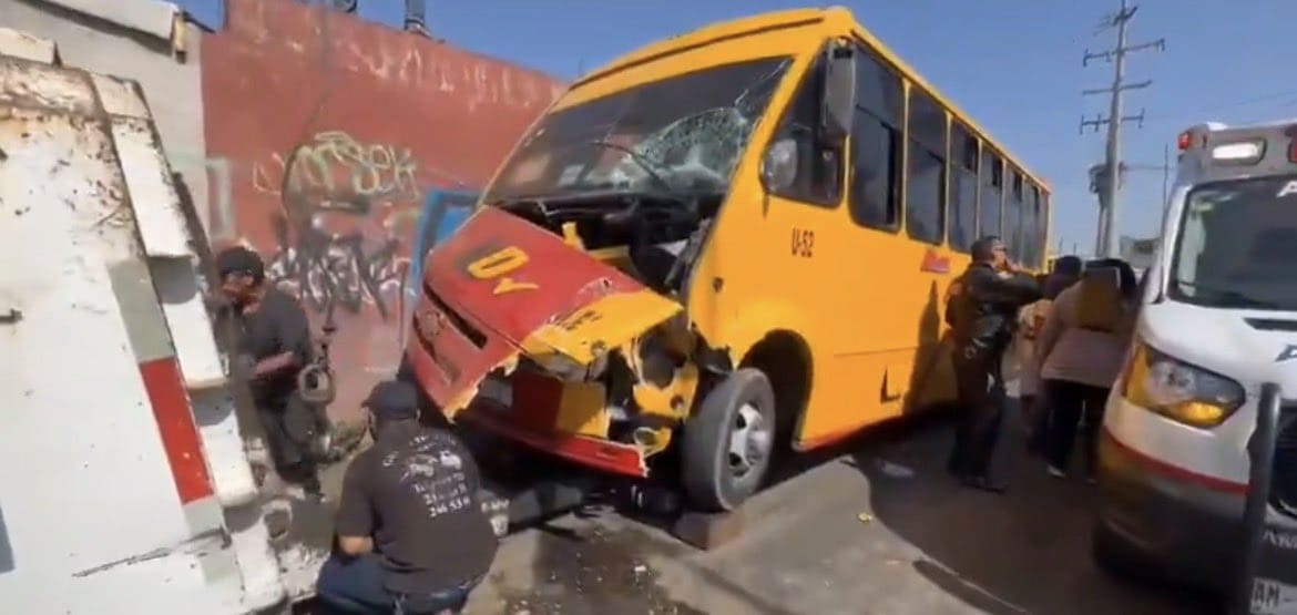 Accidente entre rutas del transporte público deja lesionados en Tres Cruces; chofer se da a la fuga