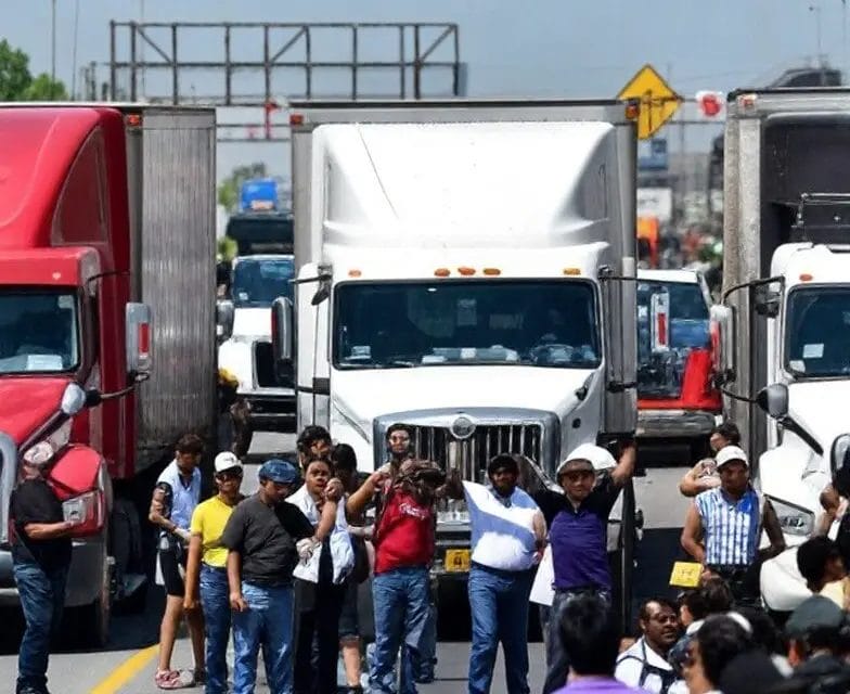 Convocan a paro nacional de transportistas y campesinos este lunes; prevén impacto en más de 20 estados